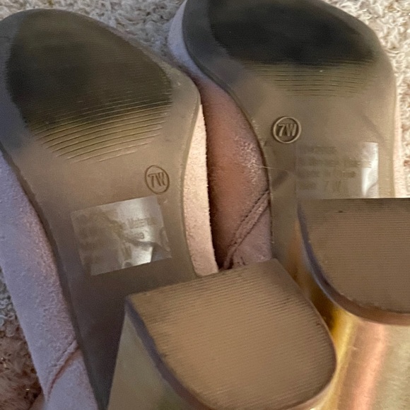 Wide pink suede booties with gold block heels. - Picture 5 of 6